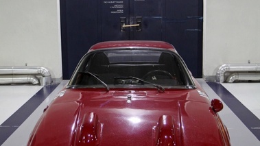 Visite de l'usine Zagato - Lancia rouge face avant debout
