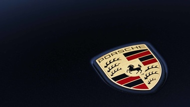 Porsche Panamera Turbo noir logo capot