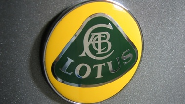 Lotus constructeur d'automobiles fondé en 1952 par Anthony Colin Bruce Chapman