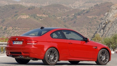 BMW M3 coupé rouge 3/4 arrière