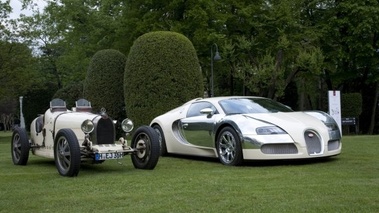 Bugatti Veyron Centenaire-blanche-Villa d'Este, aux côtés de la Type 35