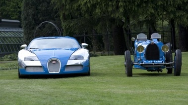 Bugatti Veyron Centenaire-bleue-Villa d'Este, aux côtés de la Type 35