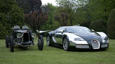 Bugatti Veyron Centenaire-verte-Villa d'Este, aux côtés de la Type 35