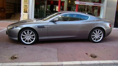 ASTON MARTIN DB9 - VENDU 2004 - profil