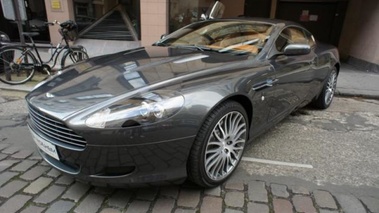 ASTON MARTIN DB9 - VENDU 2009 - 3/4 avant gauche